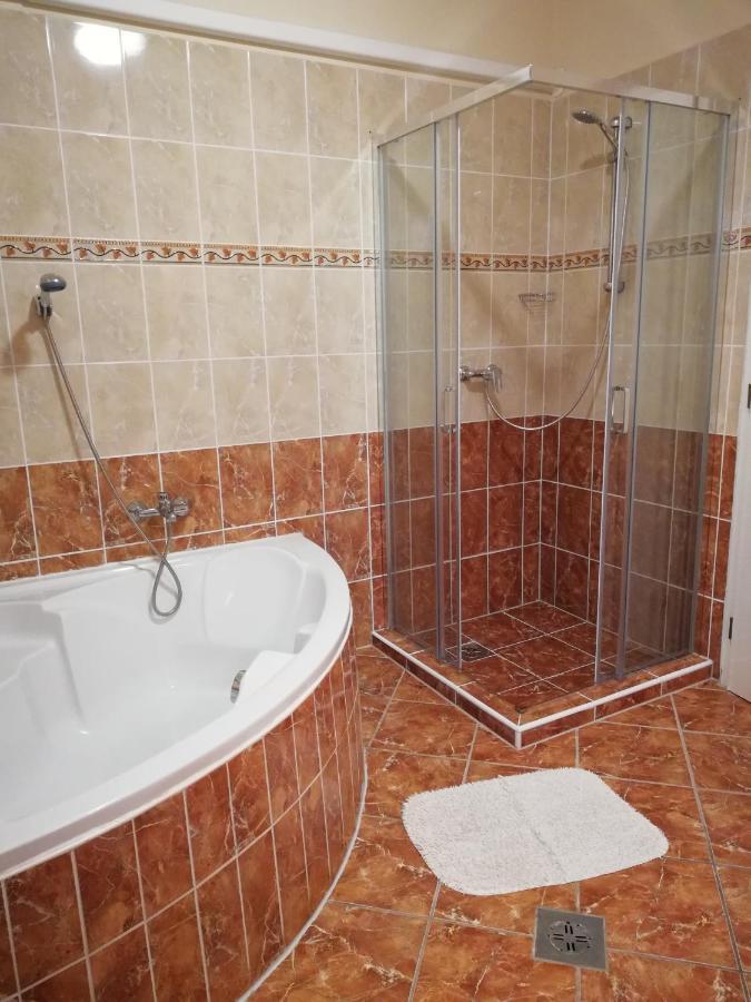 Imola És Andrea Apartmanház Hajduszoboszlo Exterior foto