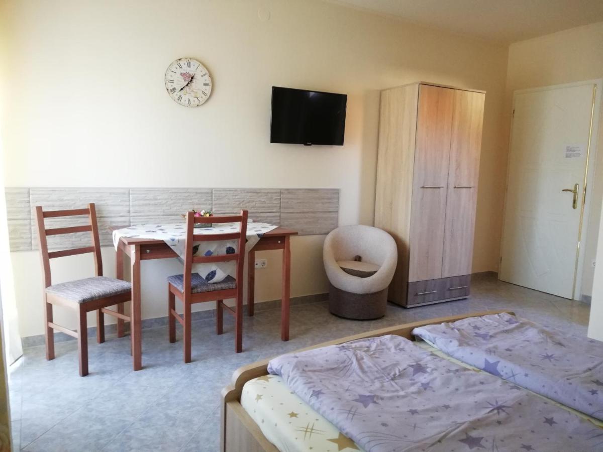 Imola És Andrea Apartmanház Hajduszoboszlo Exterior foto