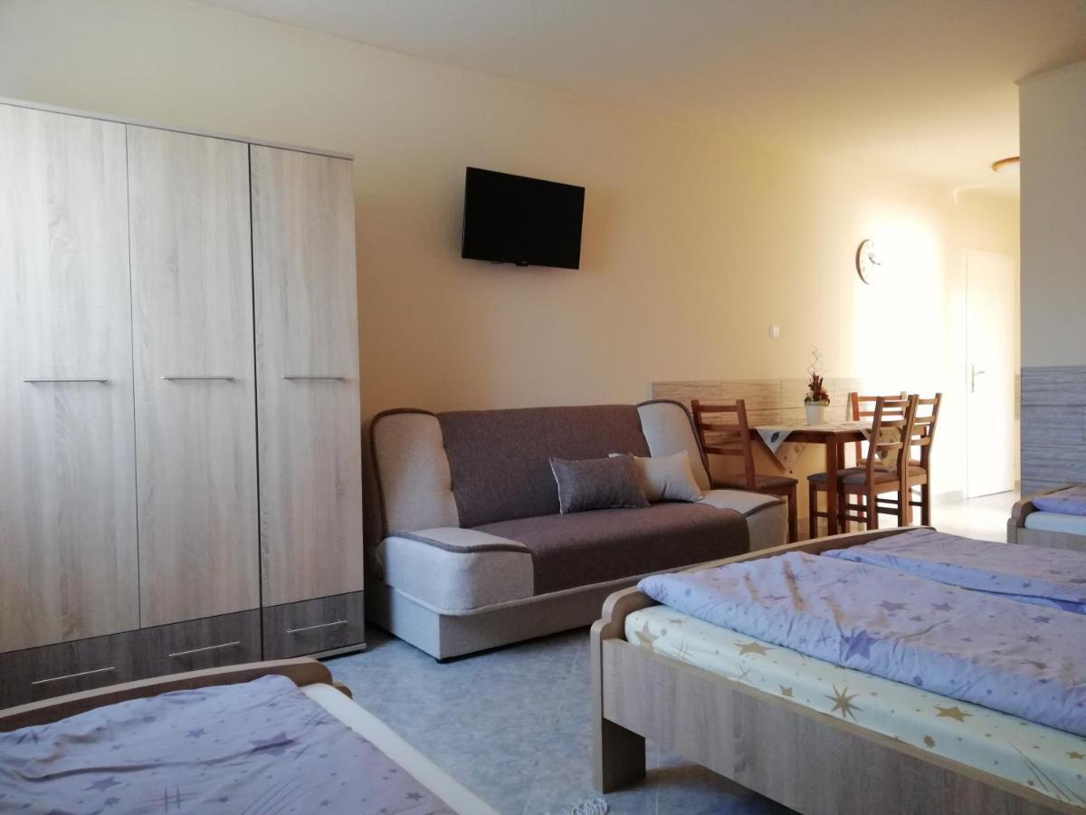 Imola És Andrea Apartmanház Hajduszoboszlo Exterior foto