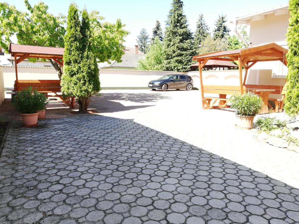 Imola És Andrea Apartmanház Hajduszoboszlo Exterior foto